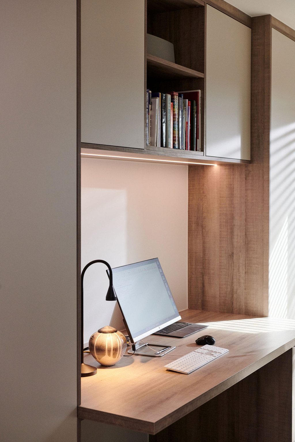 Houten bureau met op maat gemaakte opbergruimte van Hans