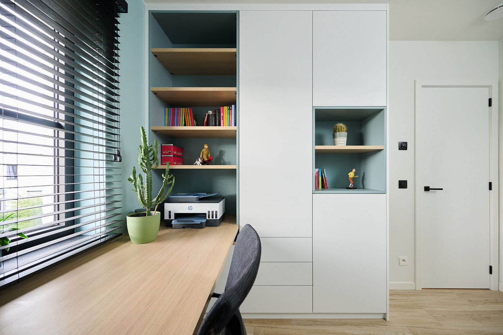 Bureau blanc sur mesure avec des tons bois et accents en vert fjord