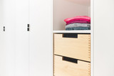 Dressing sur mesure avec étagère ouverte et tiroirs en bois massif avec poignées intégrées