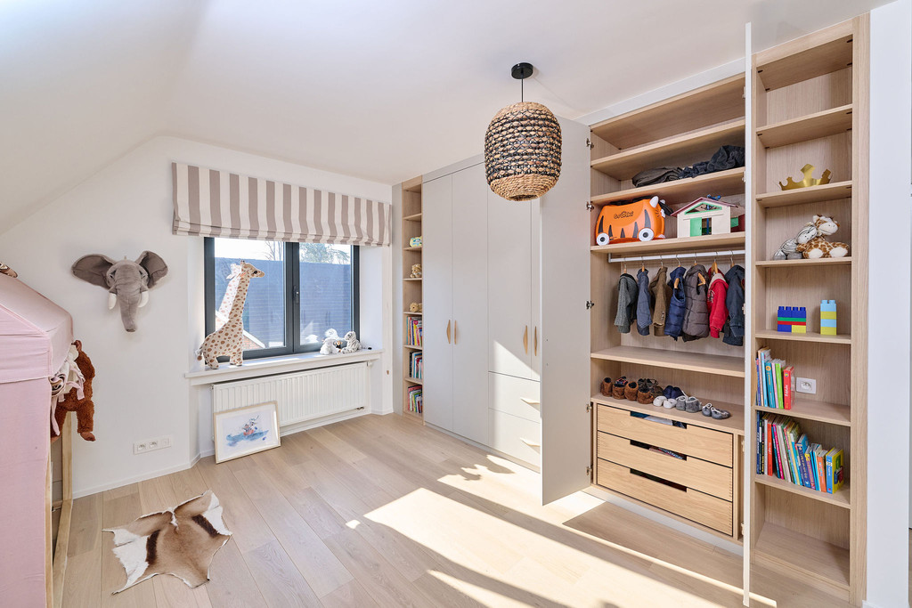 Meuble sur mesure blanc avec penderie et tiroirs
