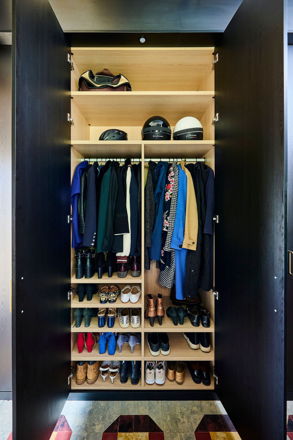Vestiairekast op maat met ruimte voor jassen en schoenen