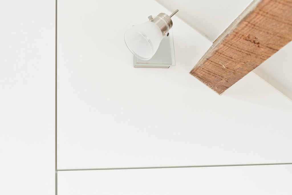 chambre à coucher sous pente placards sur mesure lampe