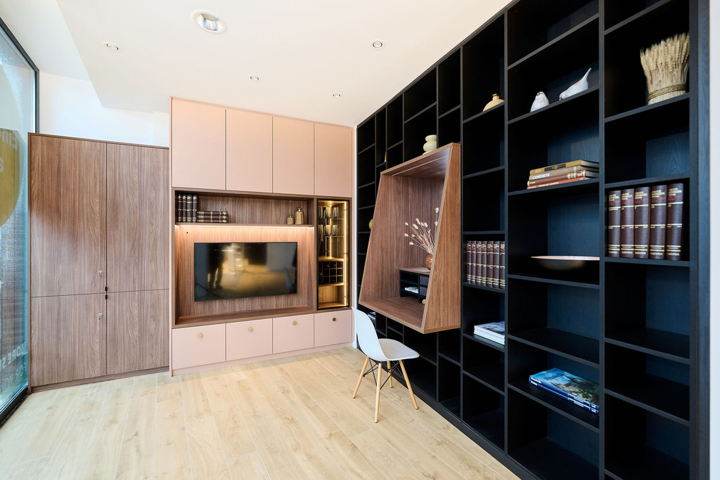 Meuble TV avec bureau sur mesure couleur bois intégré à une bibliothèque noire avec niches ouvertes à Louvain