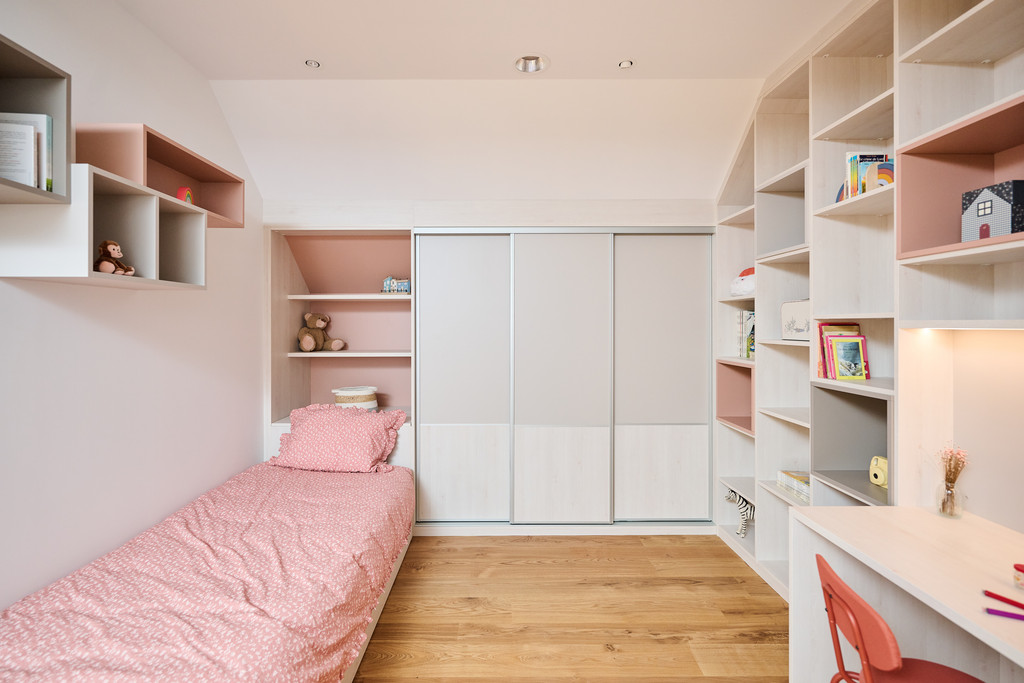 Camber Showroom Charleroi Kinderkamer met opslag ruimte en een bureau hoek kasten boekenkast elegant georganiseerd functionneel moderne praktische stijlvol strak
