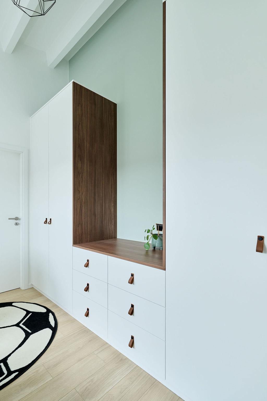 Dressing fermé blanc sur mesure dans chambre d'ado dans l'émission Ons huis/nieuw huis