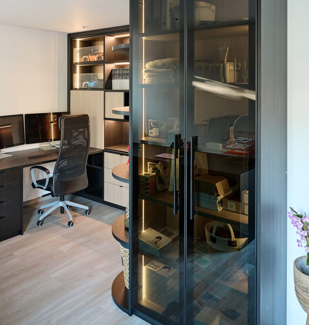 Bureau sur mesure noir avec portes vitrées