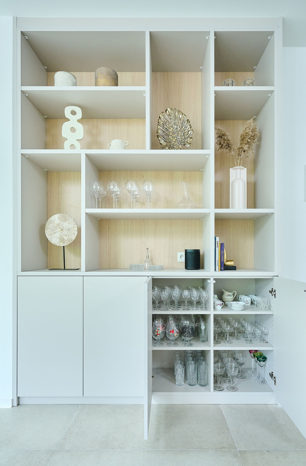 Meuble sur mesure ouvert pour verres et vaisselle