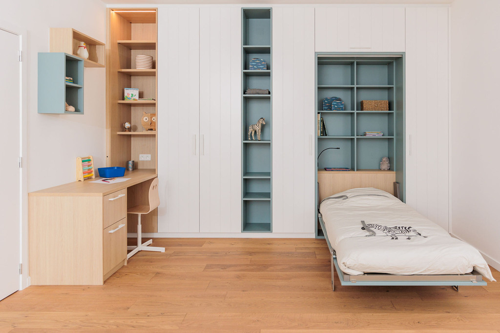 Kinderkamer met uitklapbed op maat en bureau in kast in Hasselt