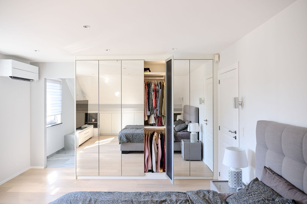 Dressing sur mesure avec miroirs dans la chambre de Morgane