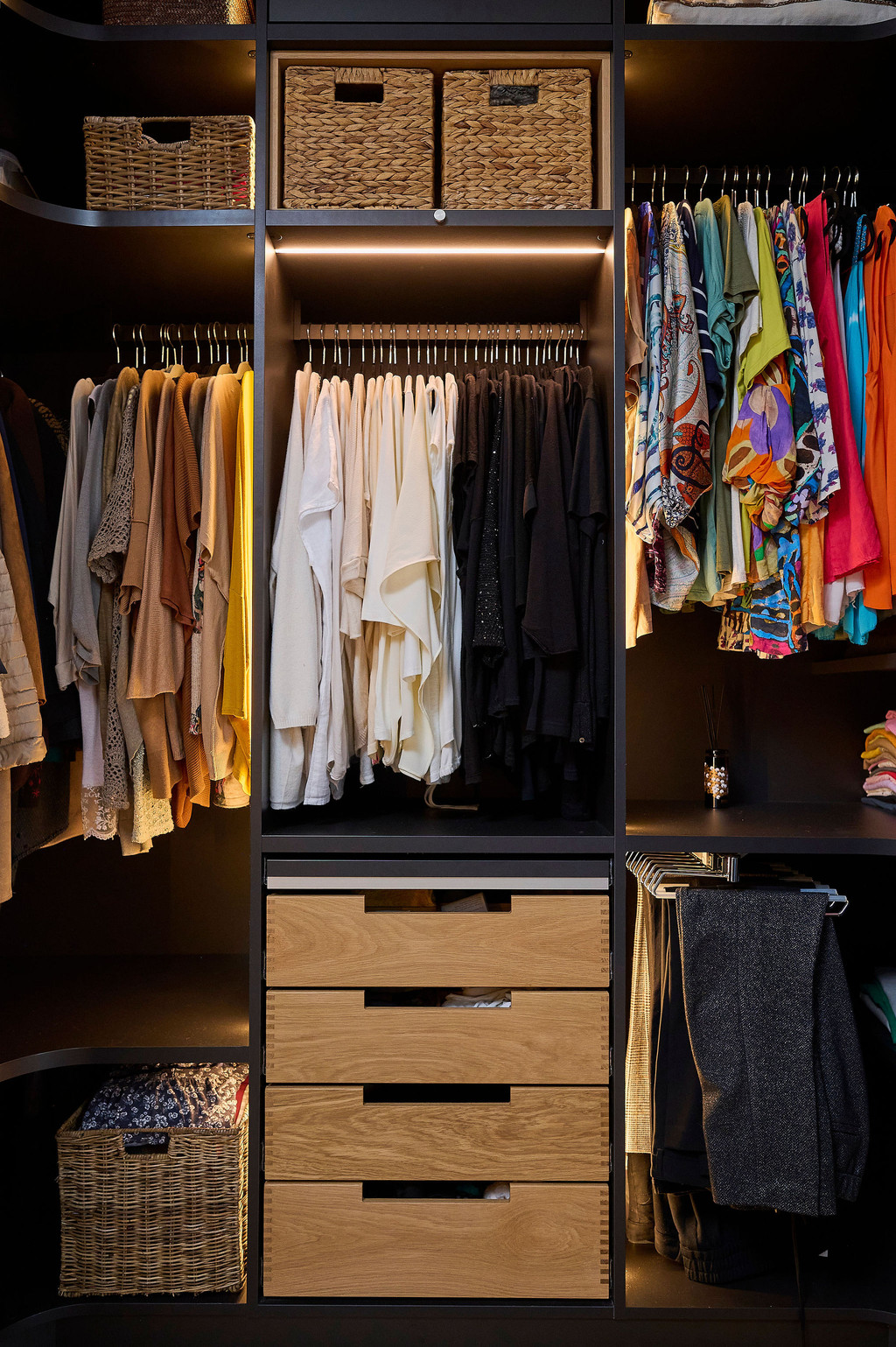 Dressing ouvert avec penderies et tiroirs en bois