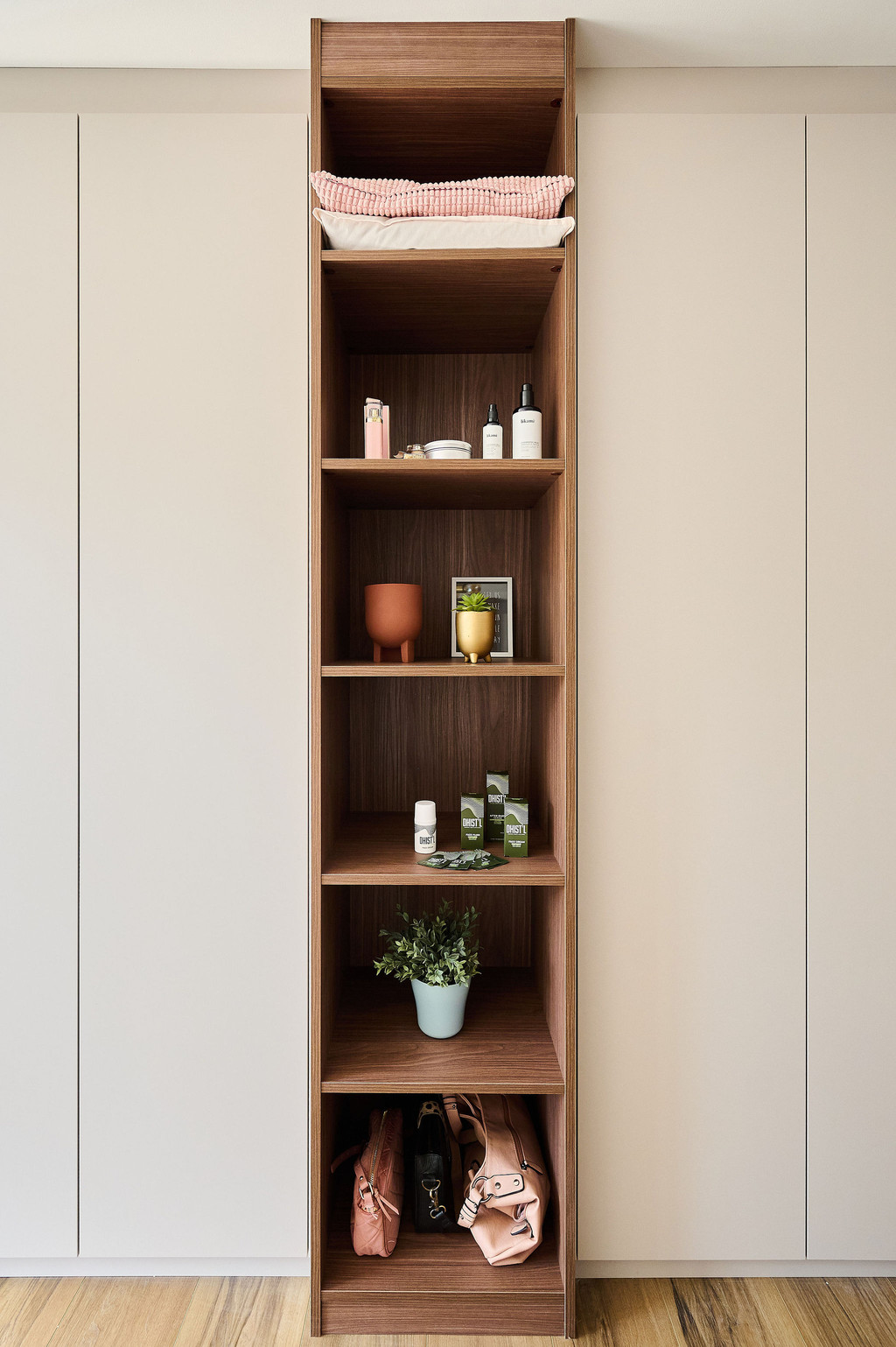 Dressing fermé avec niches ouvertes pour la décoration chez Tineke et Derko dans l'émission Ons huis/nieuw huis