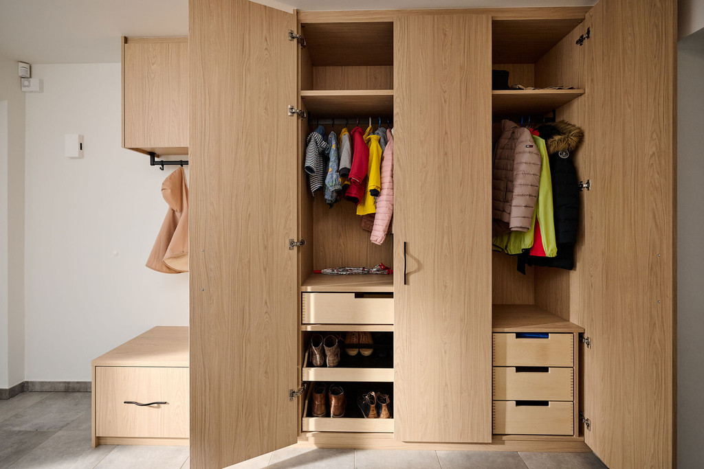 tiroirs sur mesure dans un vestiaire camber tiroirs sur mesure pour accessoires rangements chaussures vestiaire rangement chaussure sur mesure porte-manteaux sur mesure vestiaire crochets porte-manteaux sur mesure grand vestiaire entrée sur mesure Camber grand vestiaire dans l'entrée sur mesure grand tiroir sur mesure vestiaire Camber grand tiroir sur mesure vestiaire