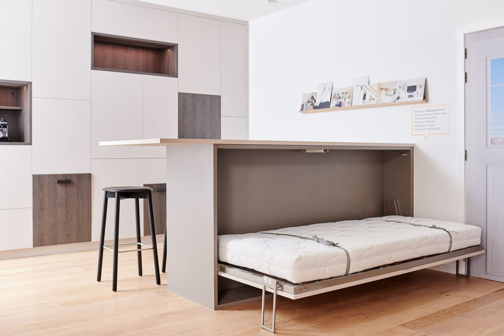 Slaapkamer en bureau op maat met uitschuifbaar bed en gesloten boekenkast in Nieuwpoort