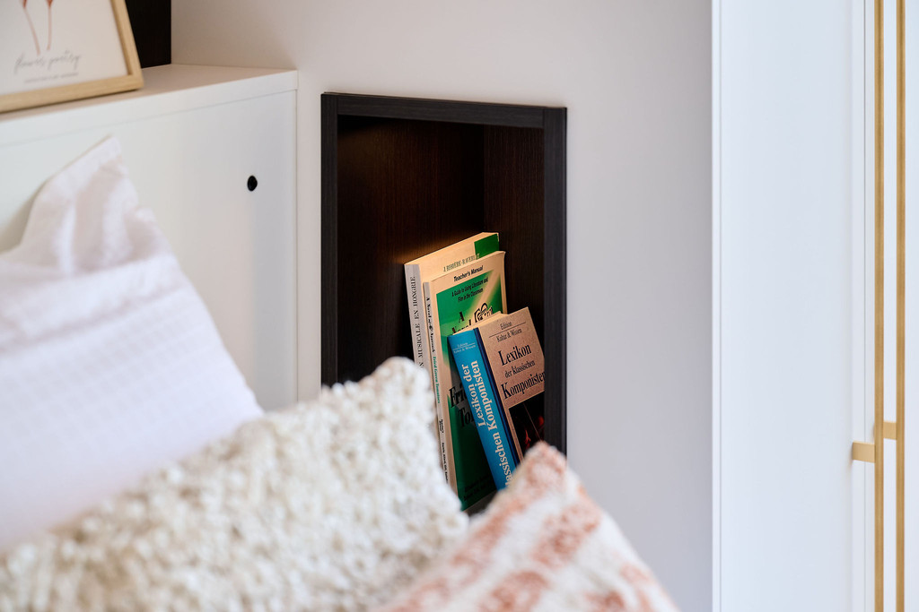 Niche pour table de nuit dans l'armoire de la chambre à coucher avec éclairage LED