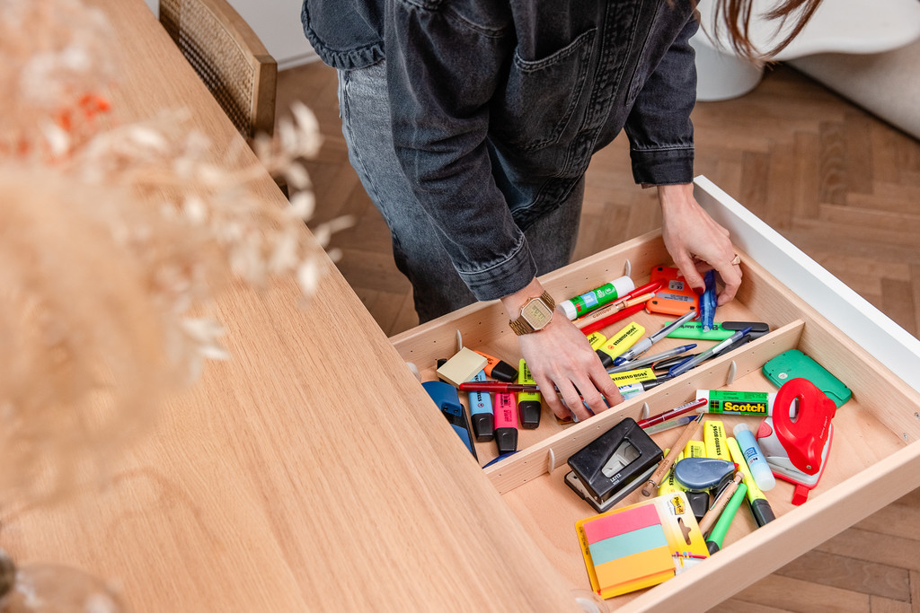 Home organizing bureau en désordre