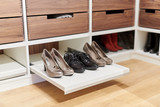 Etagère coulissante chaussures dressing