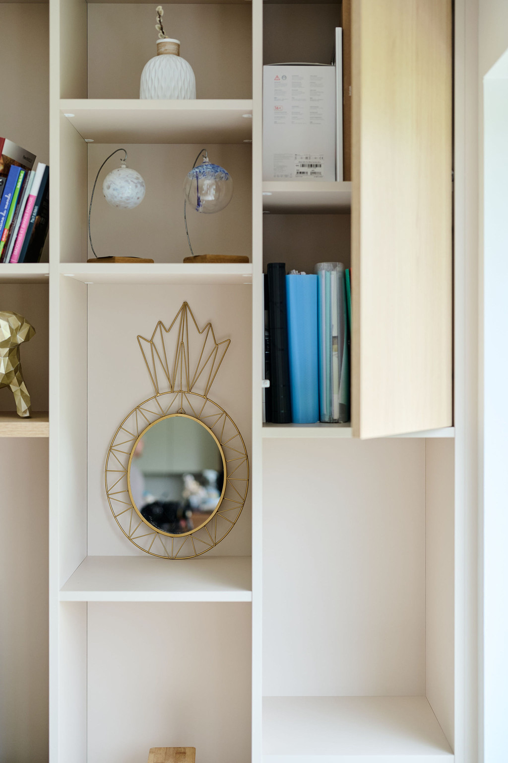 Boekenkast op maat met open nissen voor decoratie