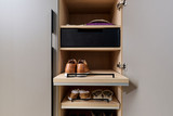 Vestiaire sur mesure avec planches coulissantes pour chaussures