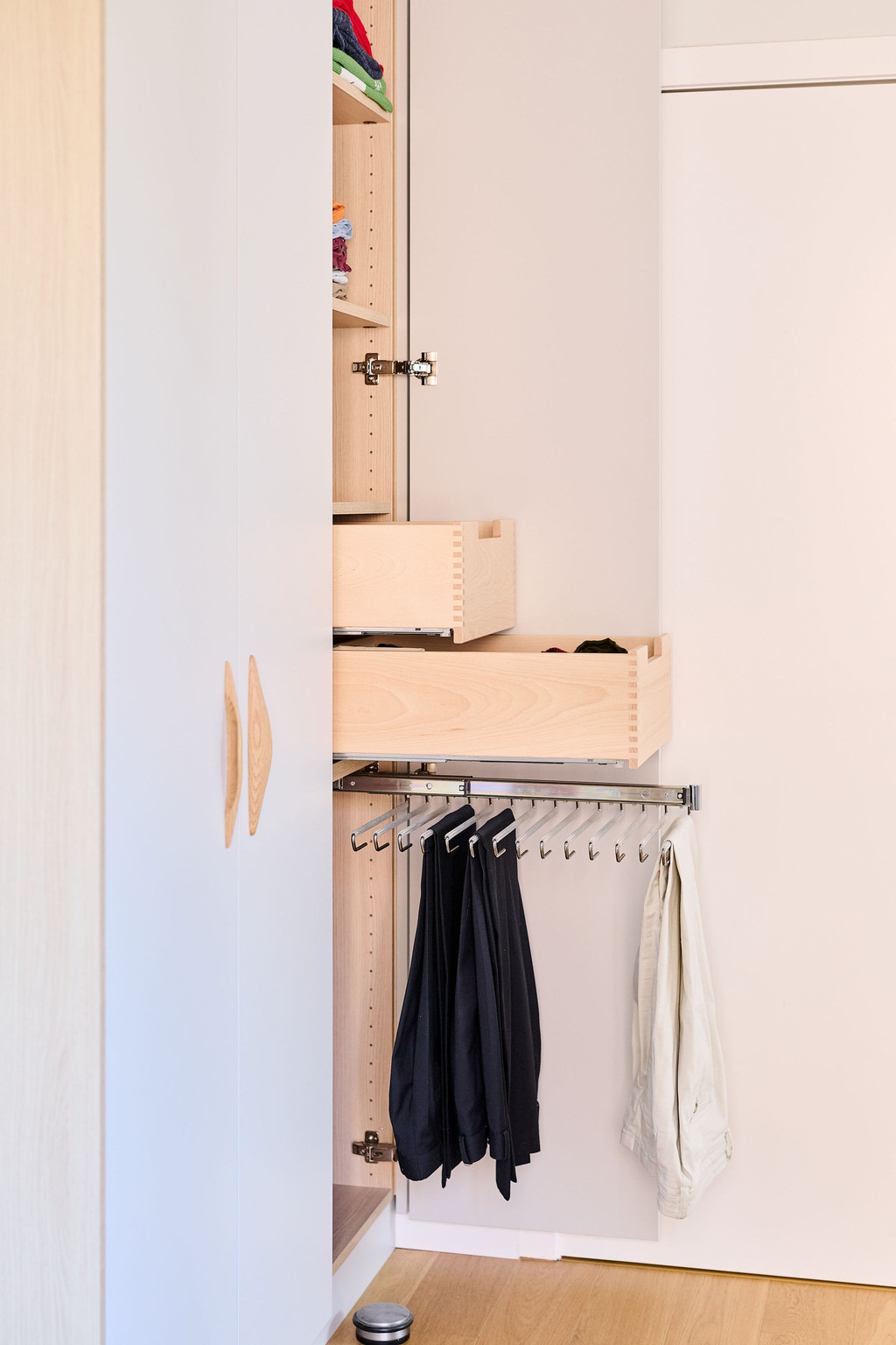 Intérieur de placard sur mesure avec penderie pour vêtements, étagères et boîtes de rangement