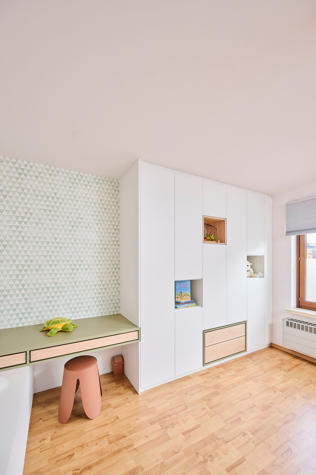 Maatkast met open nissen en een geïntegreerd bureau in de slaapkamer, voor een combinatie van opbergruimte en werkplek in een lichte ruimte, gerealiseerd door Camber