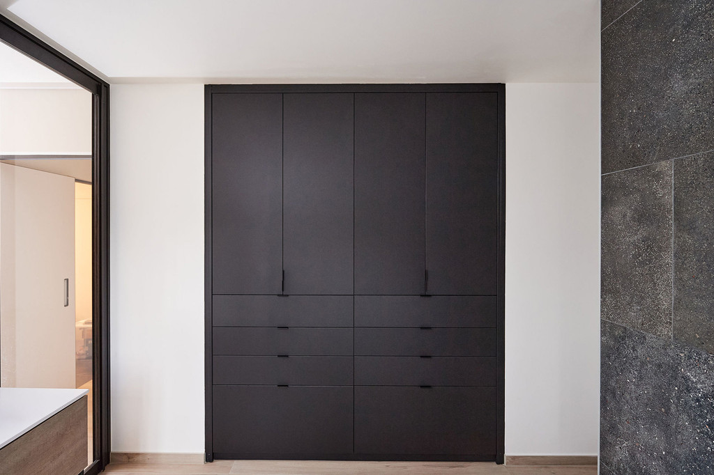 déco-noire-intérieur-rangement-sur-mesure-Camber