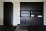 Bureau noir sur mesure avec niches ouvertes dans le bureau de Michel