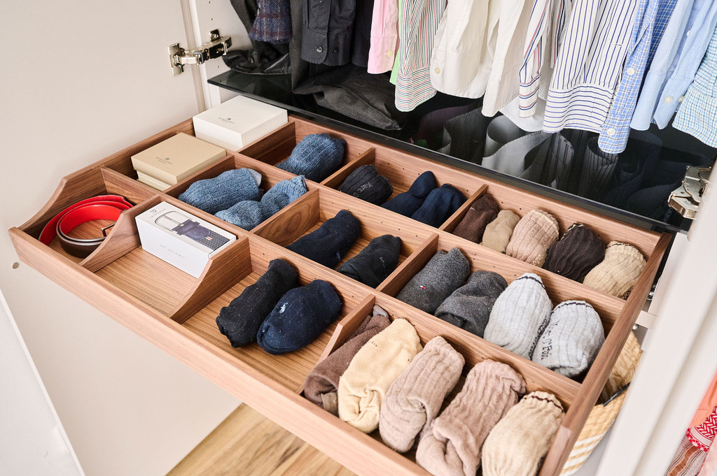 Tiroirs compartimentés dans le dressing sur mesure de Tineke et Derko dans l'émission Ons huis/nieuw huis
