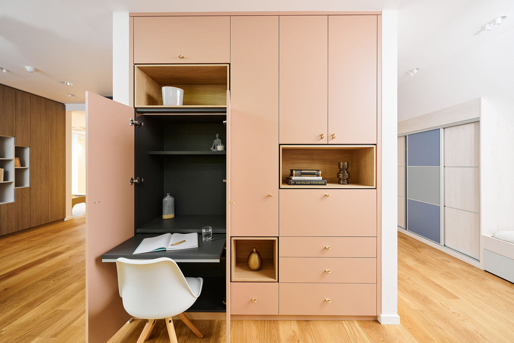 Bibliothèque fermée sur mesure couleur rose avec bureau intégré et placards et niches ouvertes à Laethem-Saint-Martin