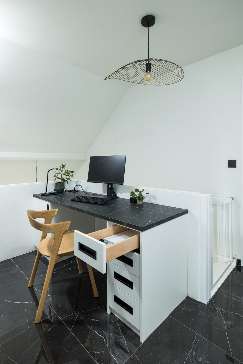 Bureau sur mesure et moderne blanc avec une couleur marbre