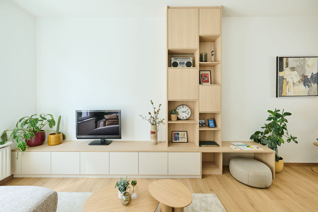Meuble TV en bois clair sur mesure avec niches ouvertes asymétriques dans un salon moderne