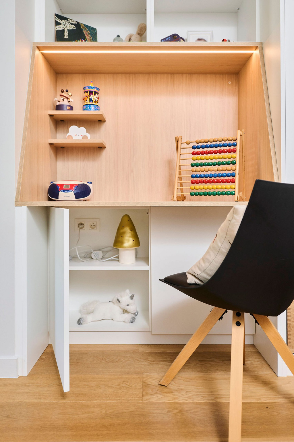Bureau intégré dans placard sur mesure dans la chambre d'enfant de Louis