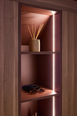 Open nis in maatkast met geïntegreerde LED-verlichting en decoratieve accessoires