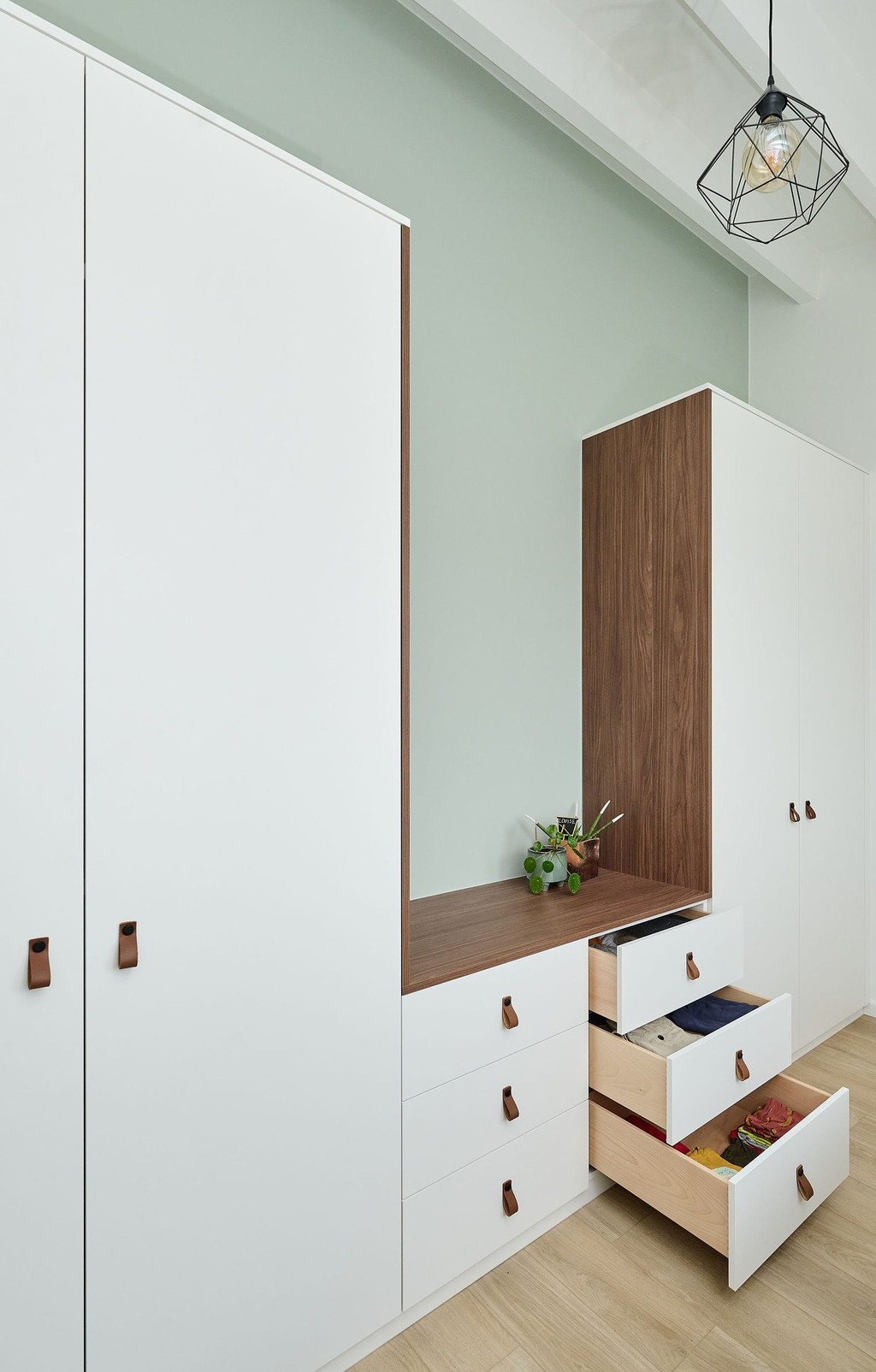 Dressing sur mesure blanc et couleur bois dans la chambre d'ado de Mon