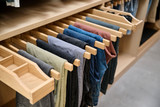 Système de penderie ouverte dans dressing sur mesure