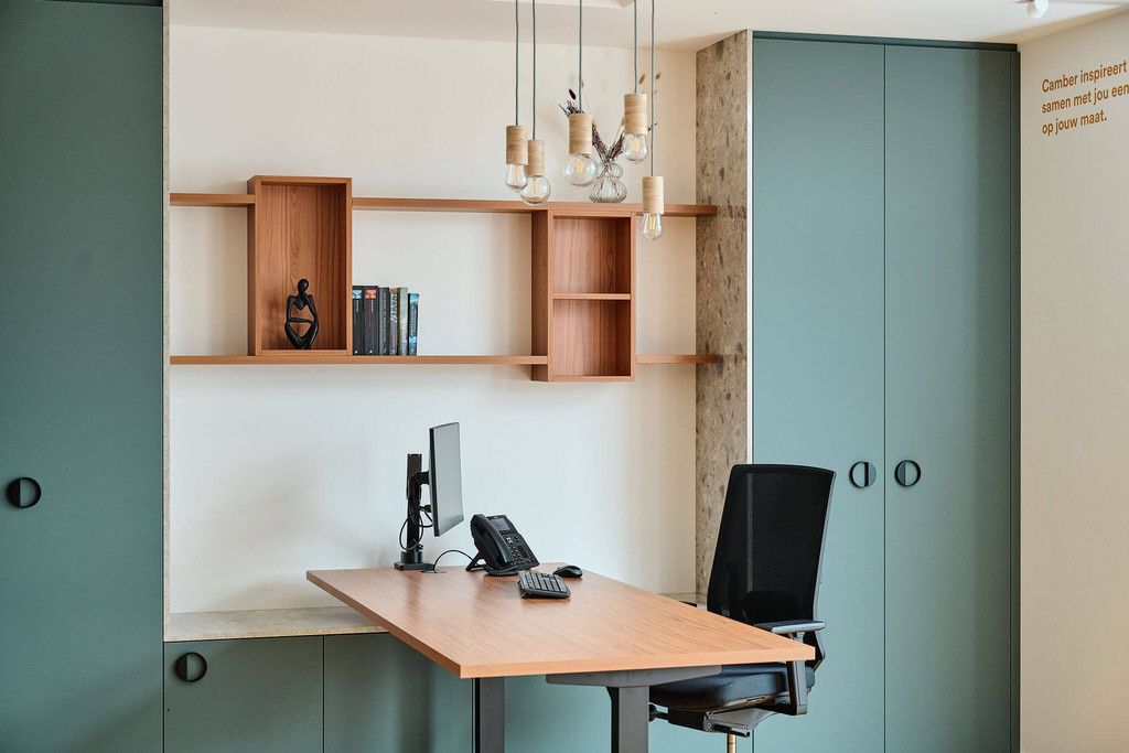Groen bureau op maat met houttint in kerselaar
