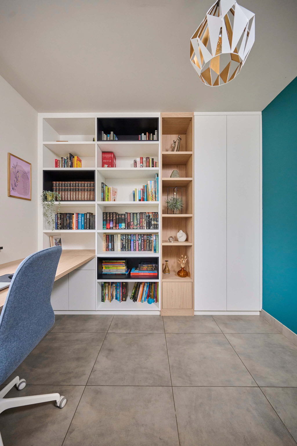 Wit bureau op maat met open boekenkast