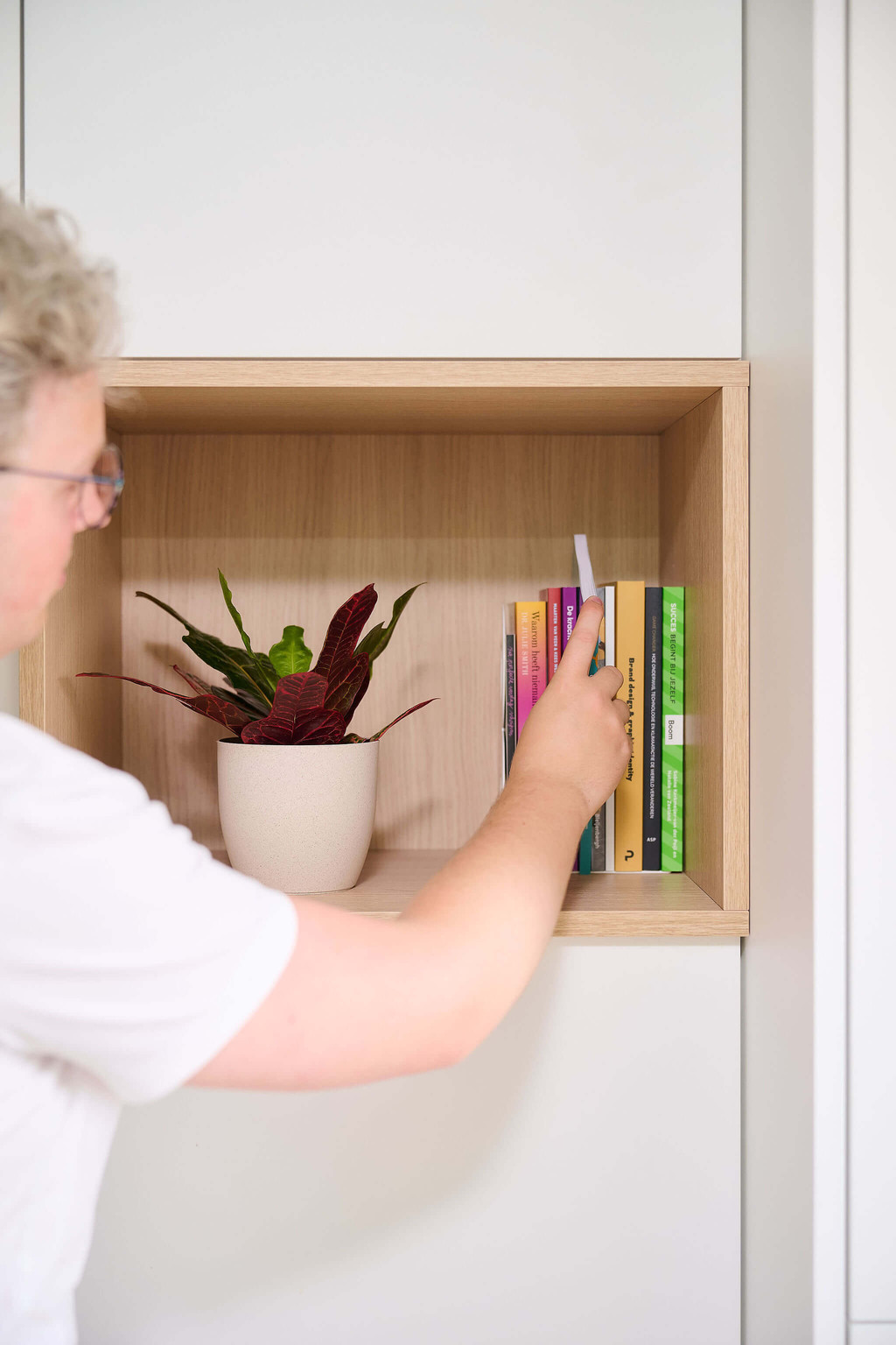 Bureau blanc sur mesure avec niche en bois pour la décoration et les livres