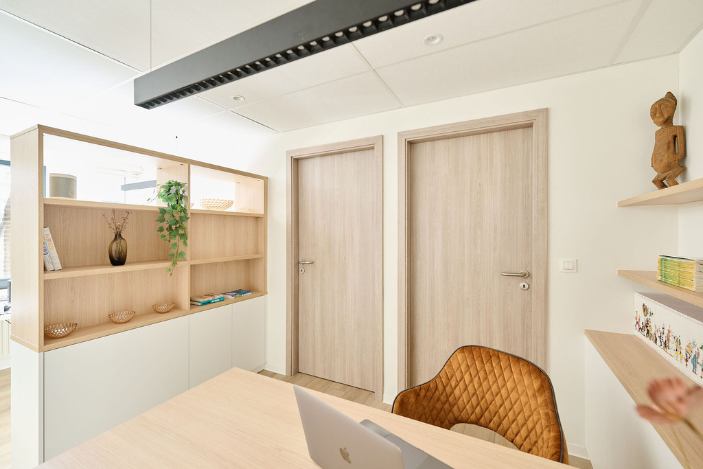 Bureau et séparateur de pièce sur mesure de Kurt dans l'émission Ons huis/nieuw huis