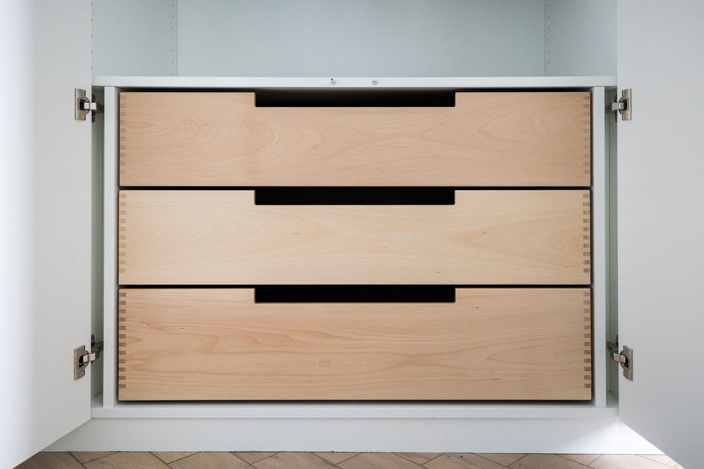 Tiroirs en bois dans le meuble vestiaire de Nele et Dries à Affligem