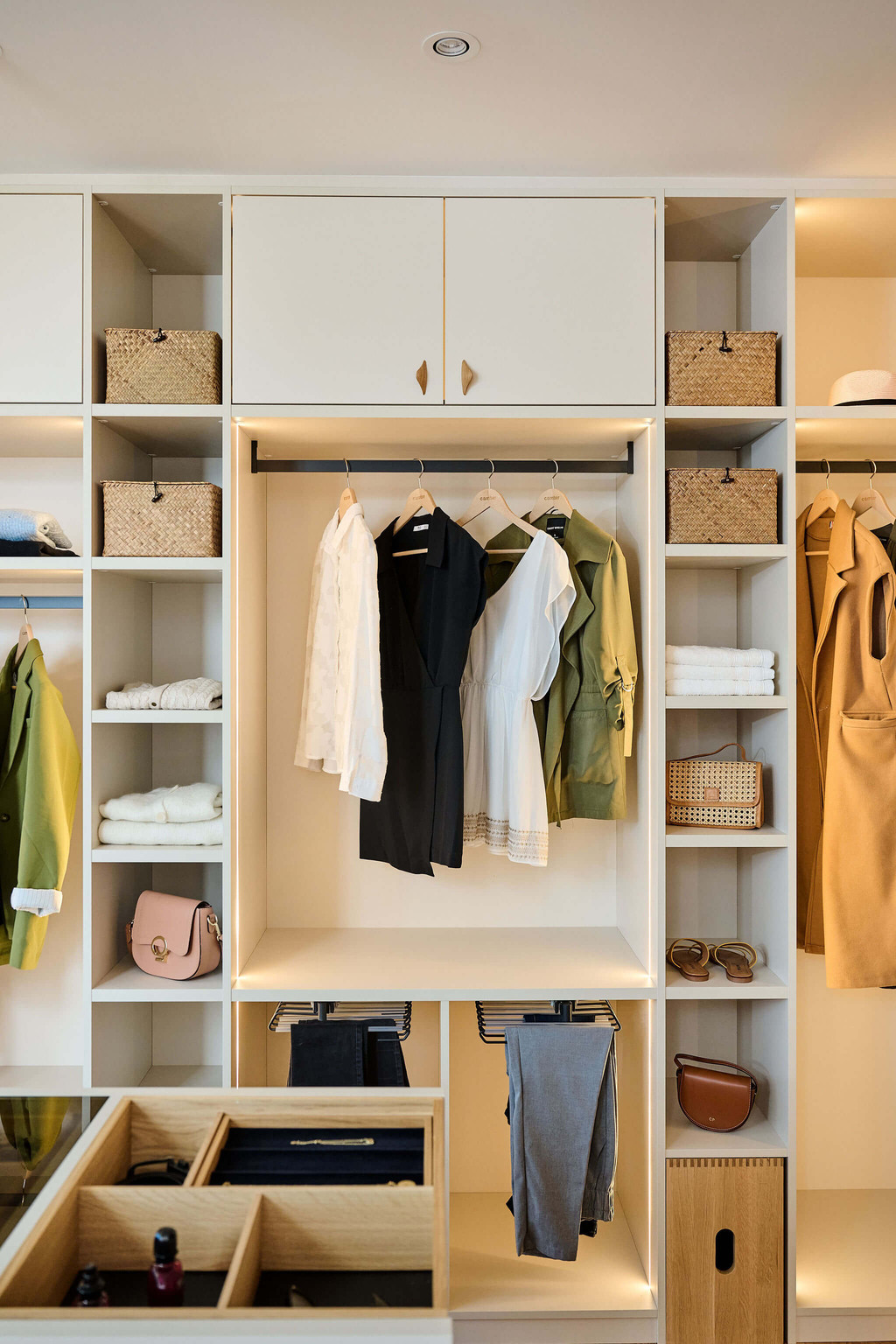 Open dressing beige met legvlakken en hangruimte