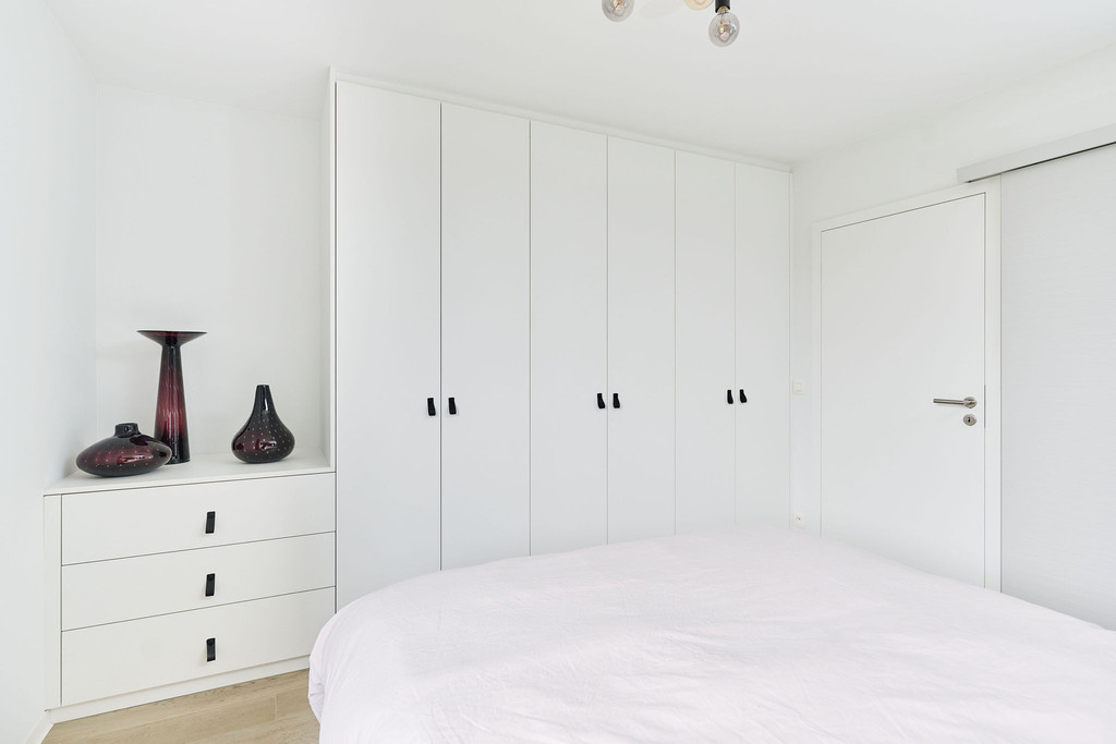 witte dressing op maat met zwarte handvaten in slaapkamer