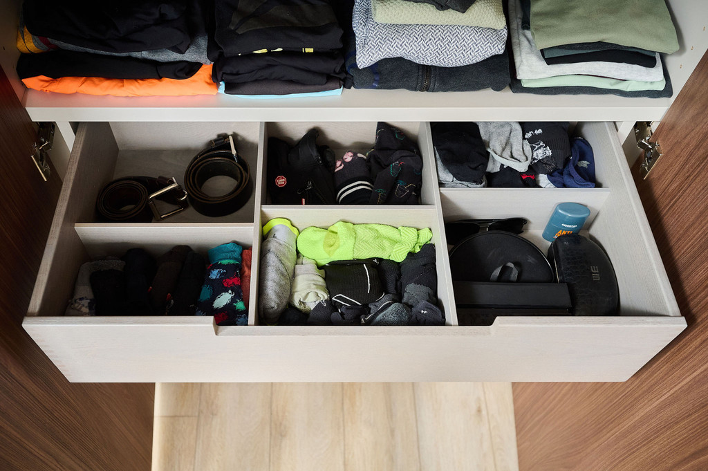 Lades met compartimenten voor kledij in dressing van Caroline en Sebastiaan uit Ons huis/nieuw huis in Diepenbeek