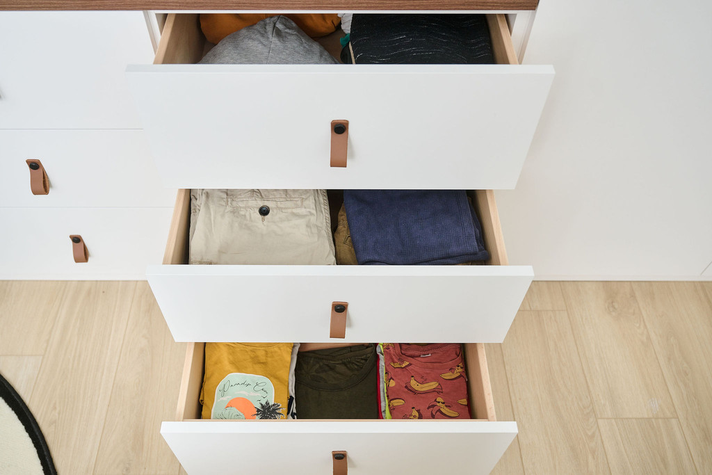 Tiroirs sur mesure dans le dressing de Mon dans l'émission Ons huis/nieuw huis