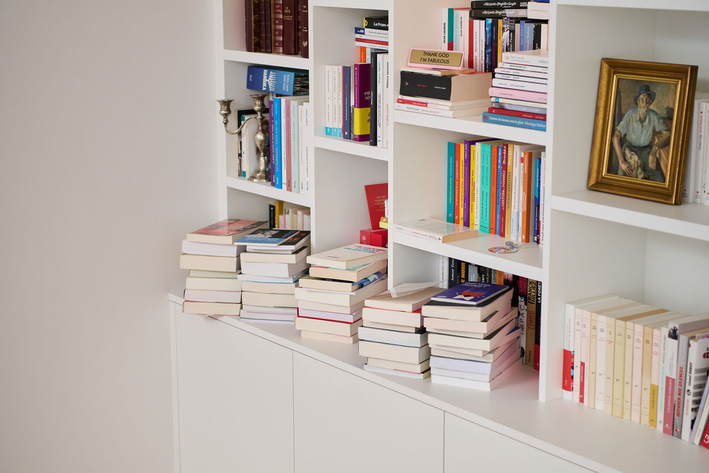 Boekenkast op maat voor het rechtzetten en neerleggen van boeken