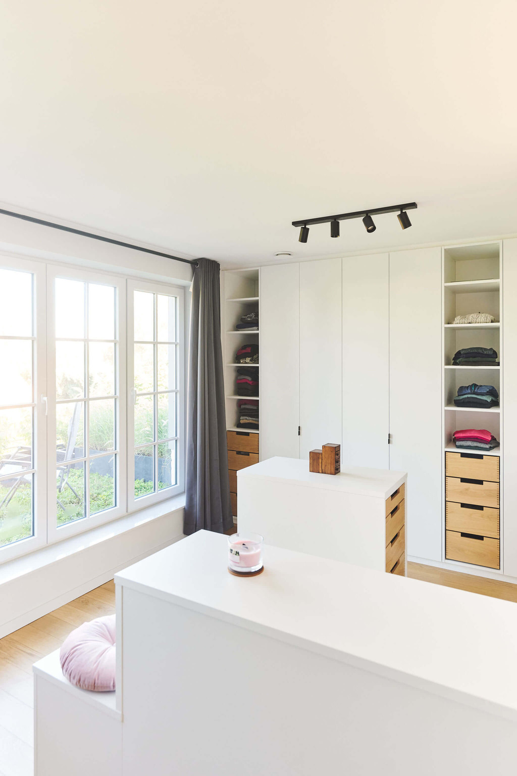 Dressing blanc sur mesure avec une touche de bois