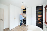 witte dressing op maat met zwarte open kast voor familie