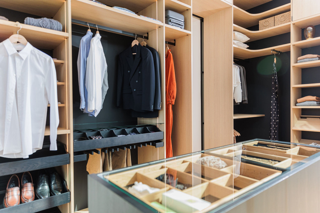 Open dressing op maat met dressingkasten en centrale eiland in Hasselt