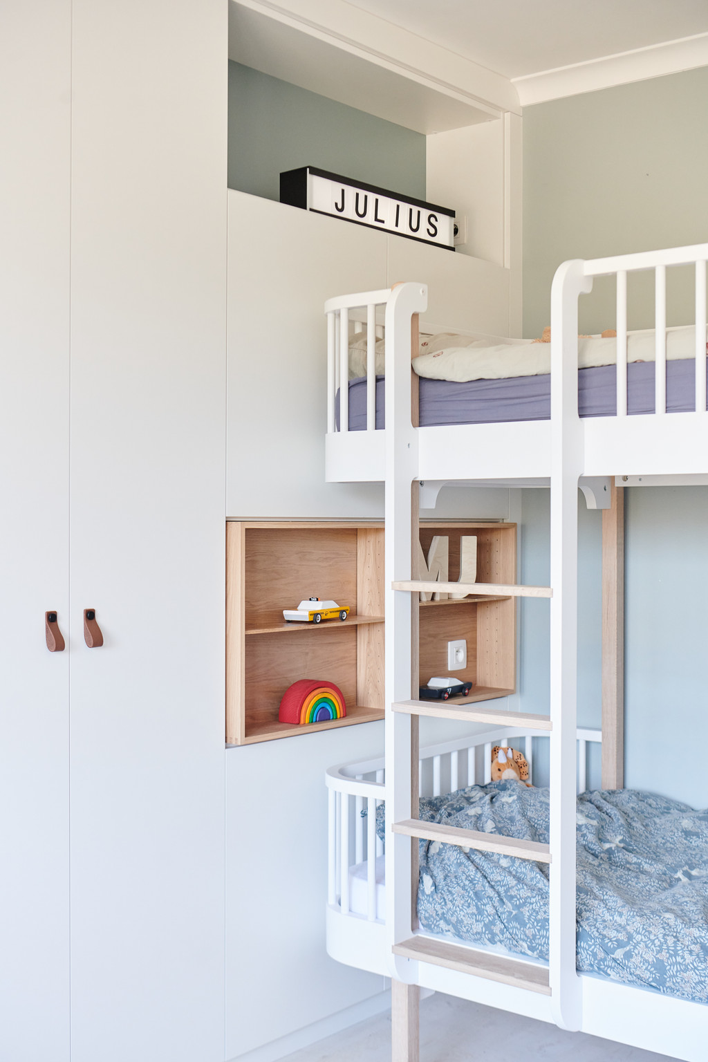 Meuble sur mesure fermé avec niche ouverte dans la chambre d'enfants de Julius et Maurice