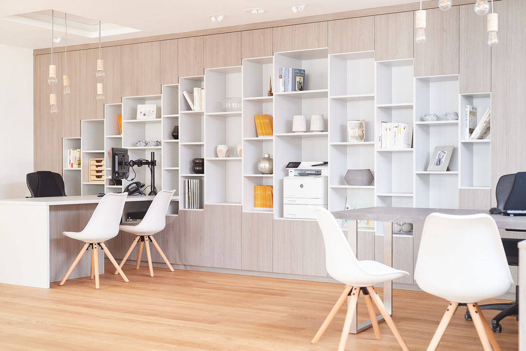Open boekenkast met bureau in kast op maat met open nissen en gesloten kasten in Rocourt
