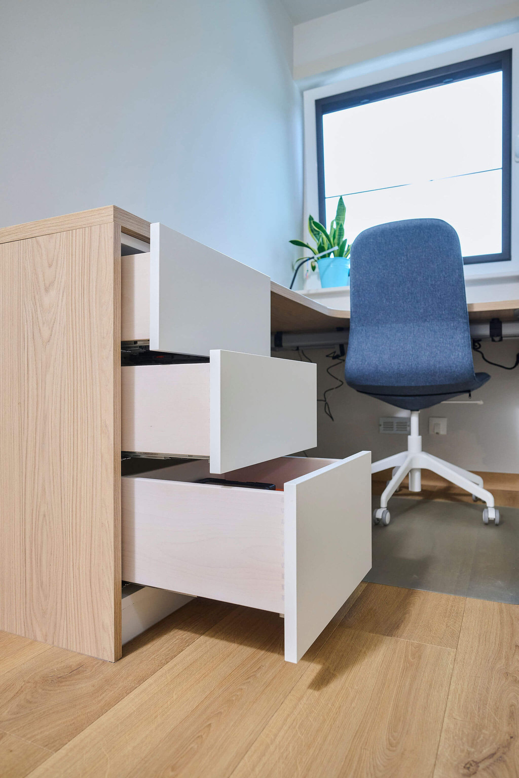 tiroirs de bureau blanc dans la chambre des garçons sur mesure